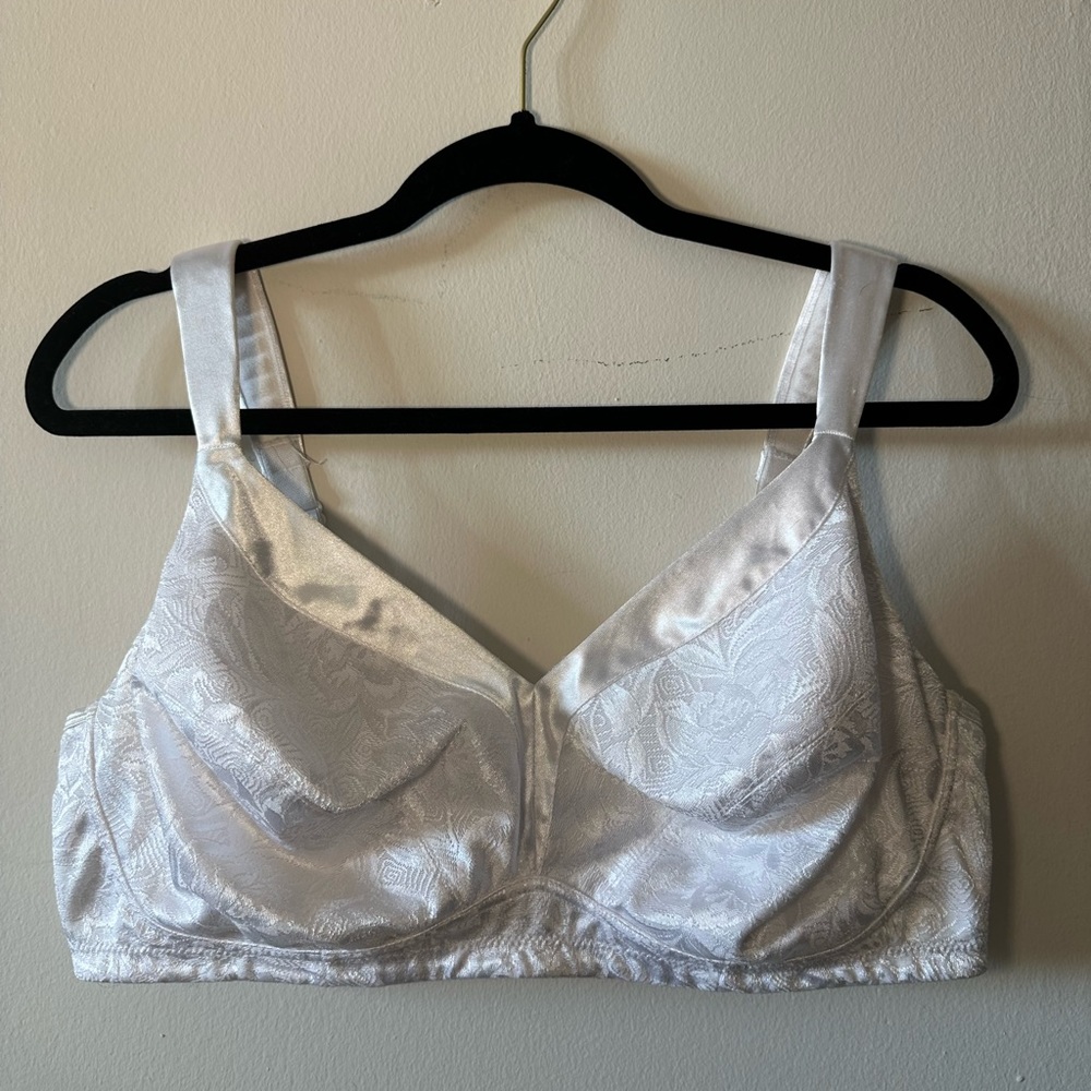 Like New White 42D Playtex 18 Hour Bra